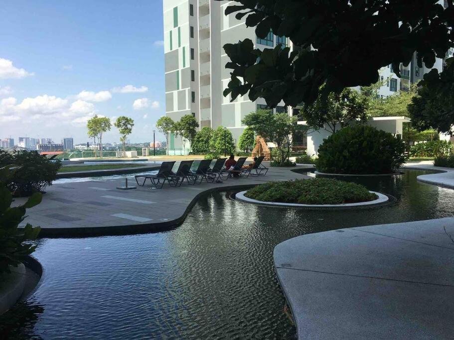 Homenest Jb City Poolview Suite By Cozy Home Johor Bahru Exteriér fotografie